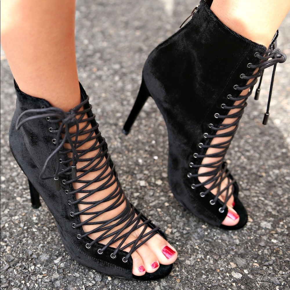 SOLD‼️ Kendall + Kylie Ginny Lace Up Heel